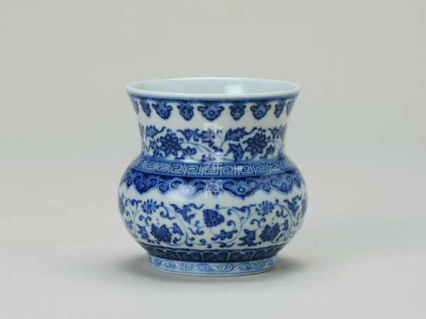青花缠枝莲渣斗