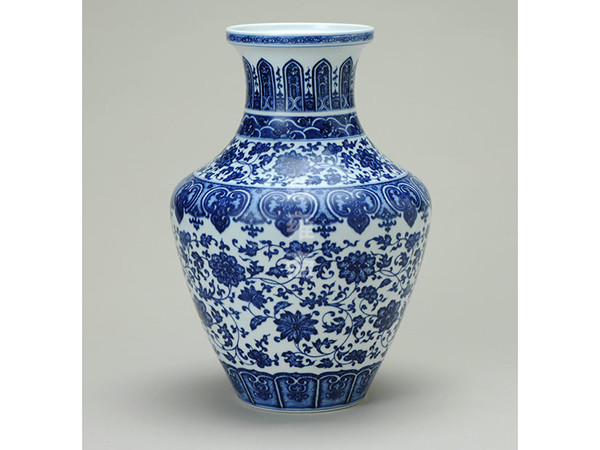 青花缠枝盘口尊高：38cm