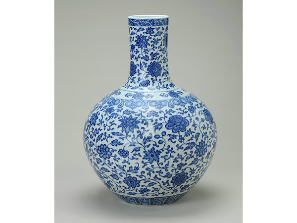 青花缠枝天球瓶高：51cm