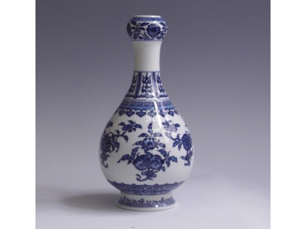 青花三多蒜头瓶高：28cm