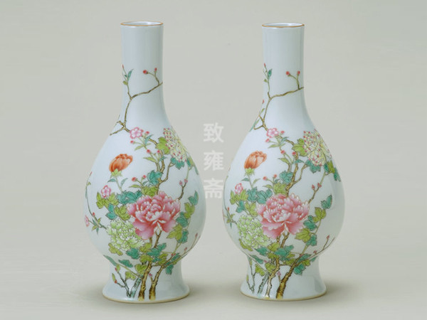 粉彩牡丹橄榄瓶