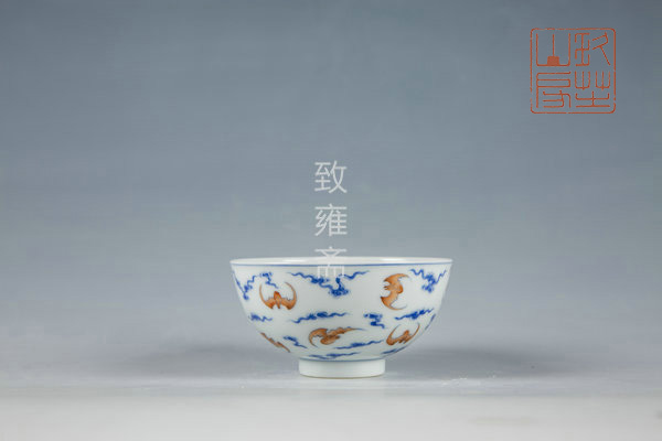 青花云纹红蝠碗